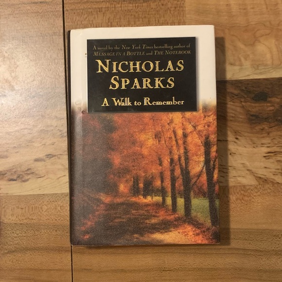 ❗️SOLD❗️A Walk To Remember Book - Picture 1 of 8